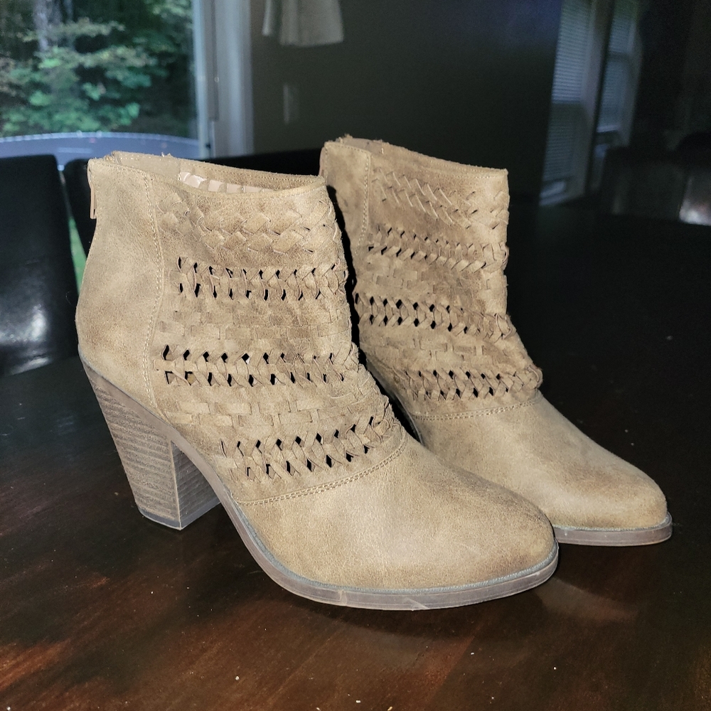 Fergie boots